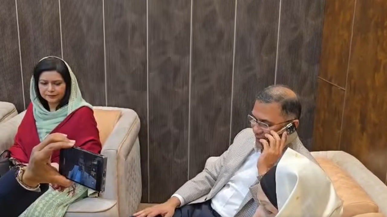 বিমানবন্দরে নেমেই প্রধান উপদেষ্টার সঙ্গে ফোনে কথা বললেন তারেক রহমান