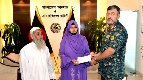 নিহত আনসার কর্মকর্তার পরিবারের পাশে বাহিনীর ডিজি