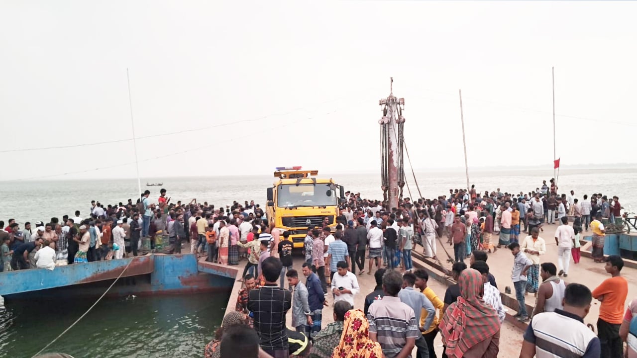 দৌলতদিয়া ফেরি ঘাটে বাস দুর্ঘটনায় নিখোঁজ ৪৫, মৃত্যু ২