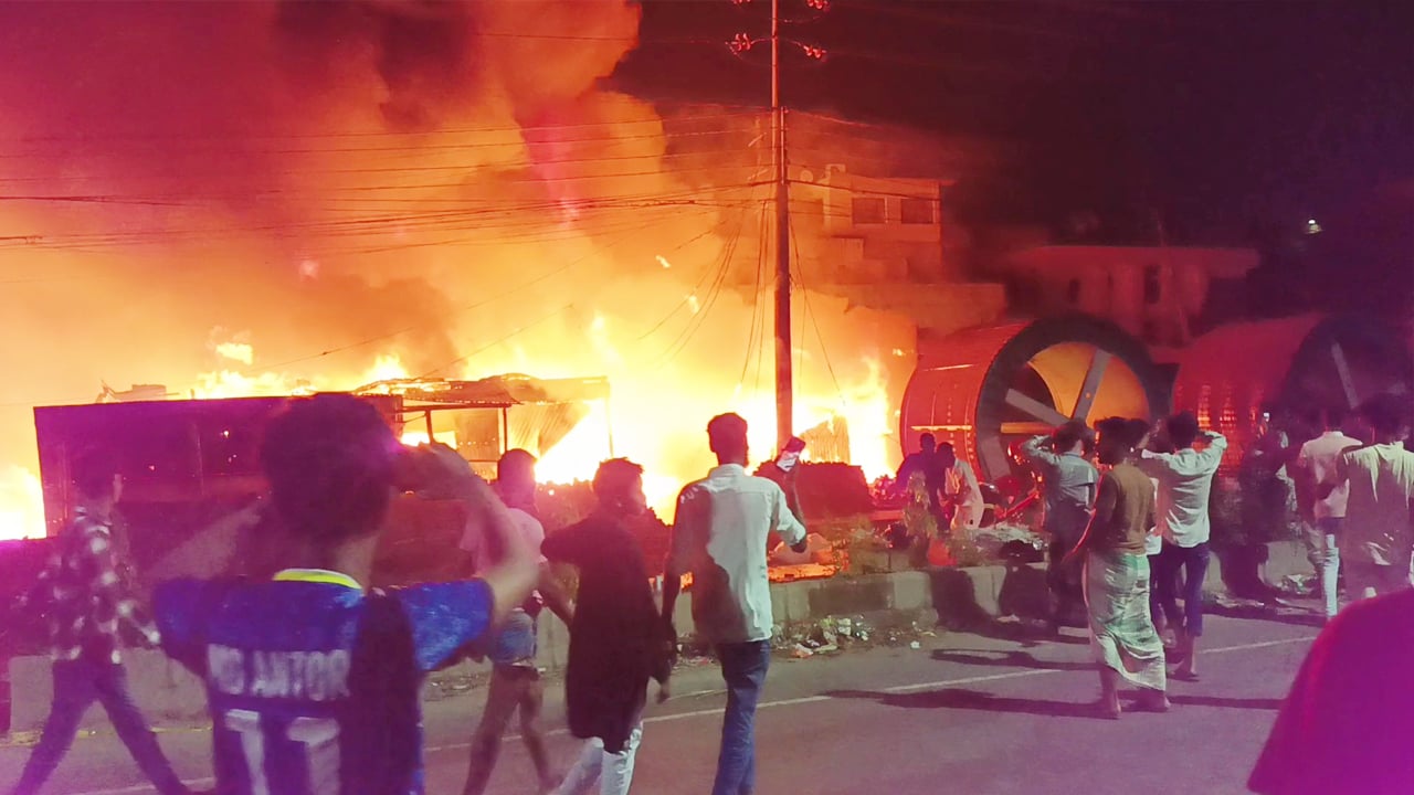 ফতুল্লায় ঝুট গোডাউনে আগুন