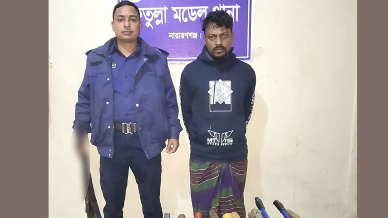 ফতুল্লায় বিপুল পরিমাণ দেশীয় অস্ত্রসহ ফাইটার মনির গ্রেপ্তার