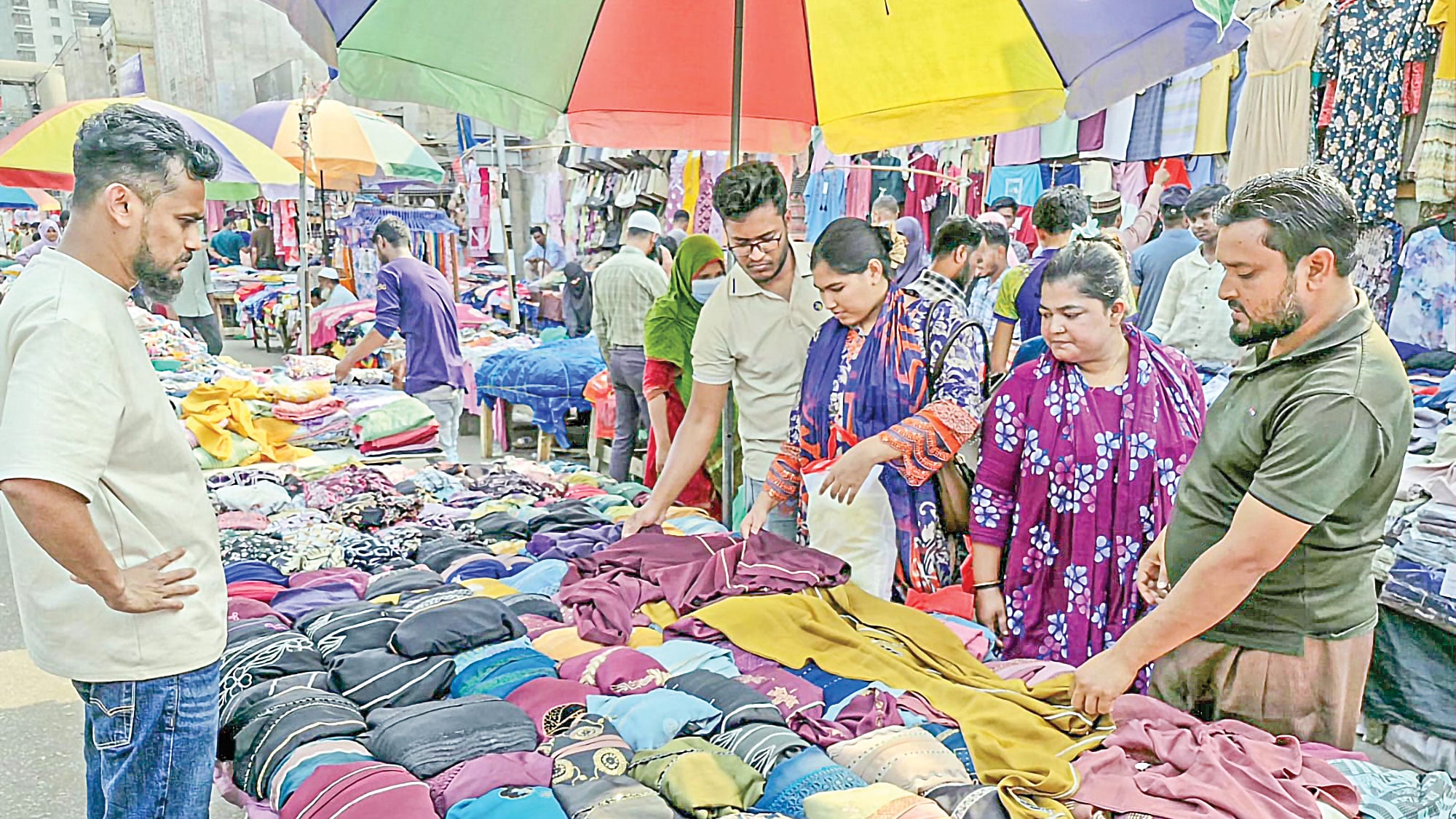 ফুটপাতে জমে ওঠেনি ঈদের কেনাকাটা