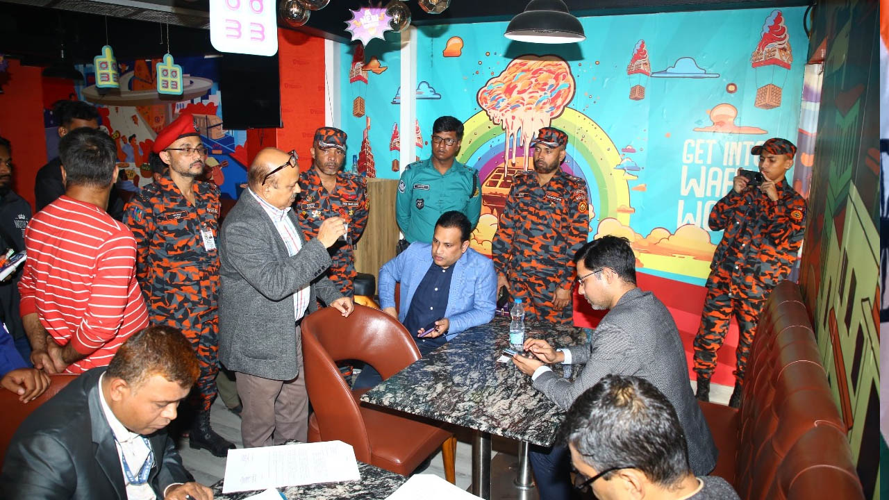 অগ্নিনিরাপত্তা জোরদার করতে সারাদেশে ফায়ার সার্ভিসের মোবাইল কোর্ট