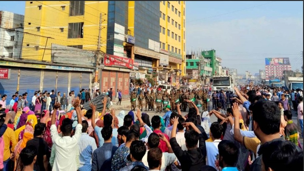 গাজীপুরে বেতন-বোনাসের দাবিতে মহাসড়ক অবরোধ, পুলিশের আশ্বাসে প্রত্যাহার