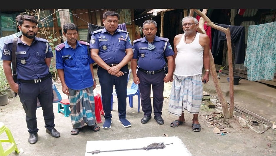 ফরিদগঞ্জে পুকুর খনন করার সময় মিললো রাইফেল