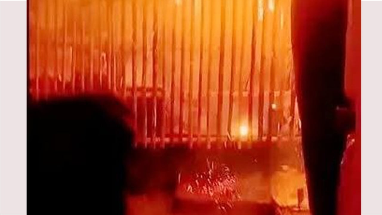 রাজশাহী নিউমার্কেটে গভীর রাতে আগুন, ১৫ দোকান ভস্মীভূত