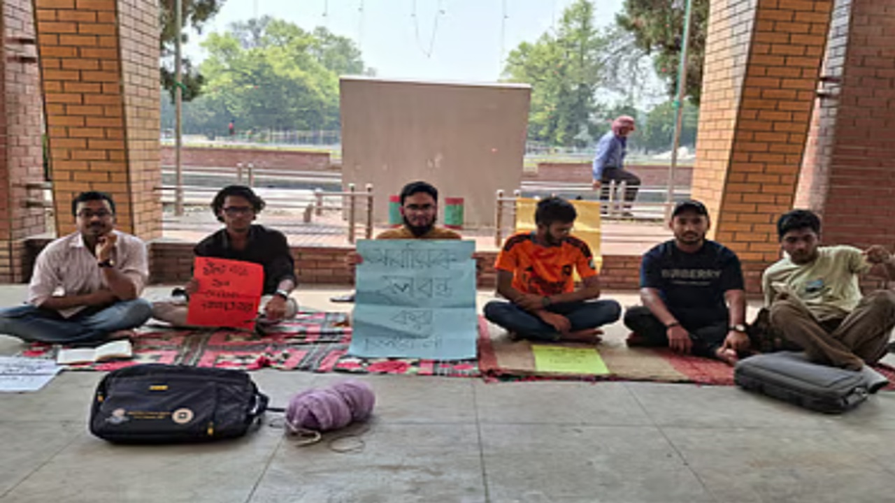 রাবিতে হল খোলা রাখার দাবিতে শিক্ষার্থীদের কর্মসূচি