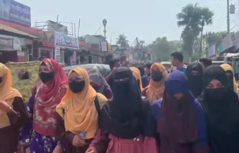 ধর্ষকদের শাস্তির দাবিতে বাহুবলে ছাত্রীদের মিছিল