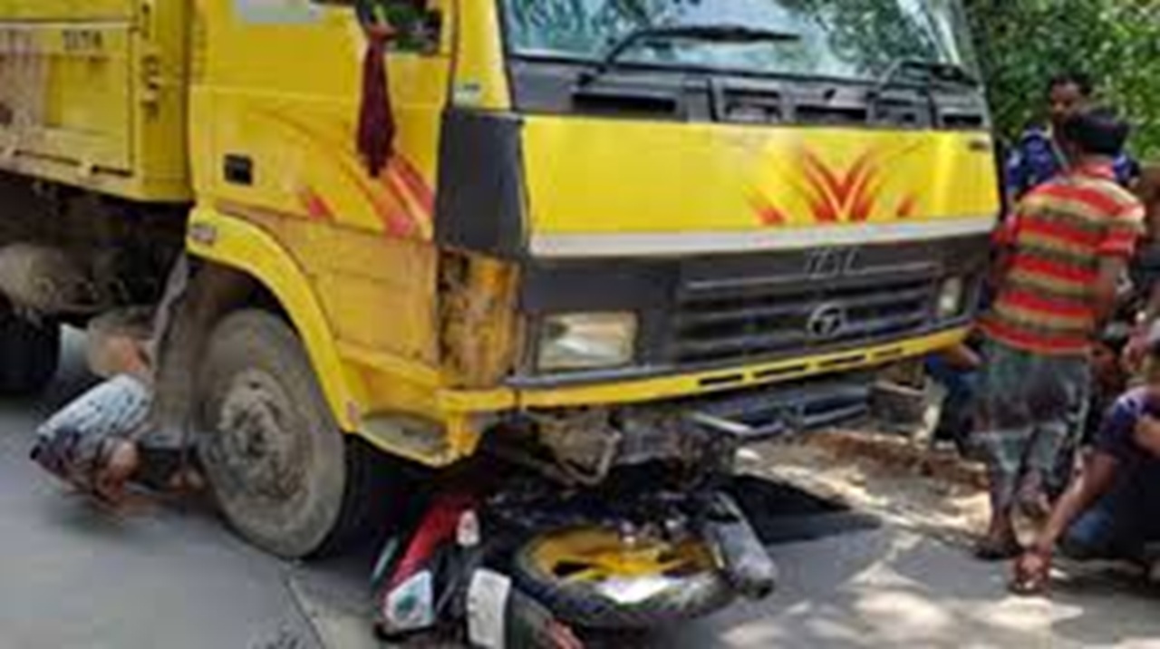 মানিকগঞ্জে ট্রাকচাপায় প্রাণ গেল মোটরসাইকেল আরোহীর
