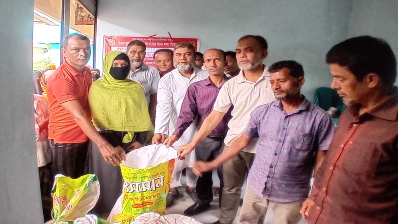 মেঘনায় খাদ্যবান্ধব প্রকল্পের চাল বিতরণ উদ্বোধন করলেন আ.লীগ নেতা!