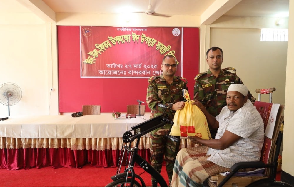 বান্দরবানে অসহায় পরিবারের মাঝে সেনাবাহিনীর ঈদসামগ্রী বিতরণ