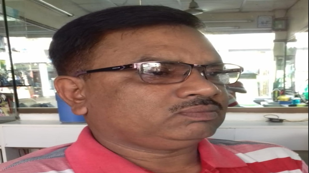 এক নারীর সঙ্গে অনৈতিক সম্পর্ক, এএসআই ক্লোজ
