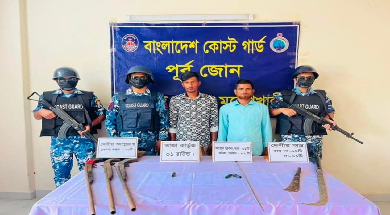 কক্সবাজারের মহেশখালীতে অস্ত্র-গুলিসহ দুই ডাকাত আটক