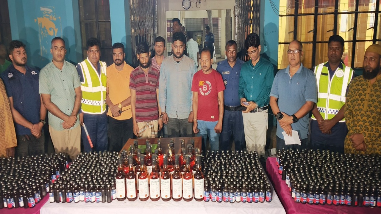 জামালপুরে ১৪৫৮ বোতল ভারতীয় ফেনসিডিল-মদসহ আটক ৩