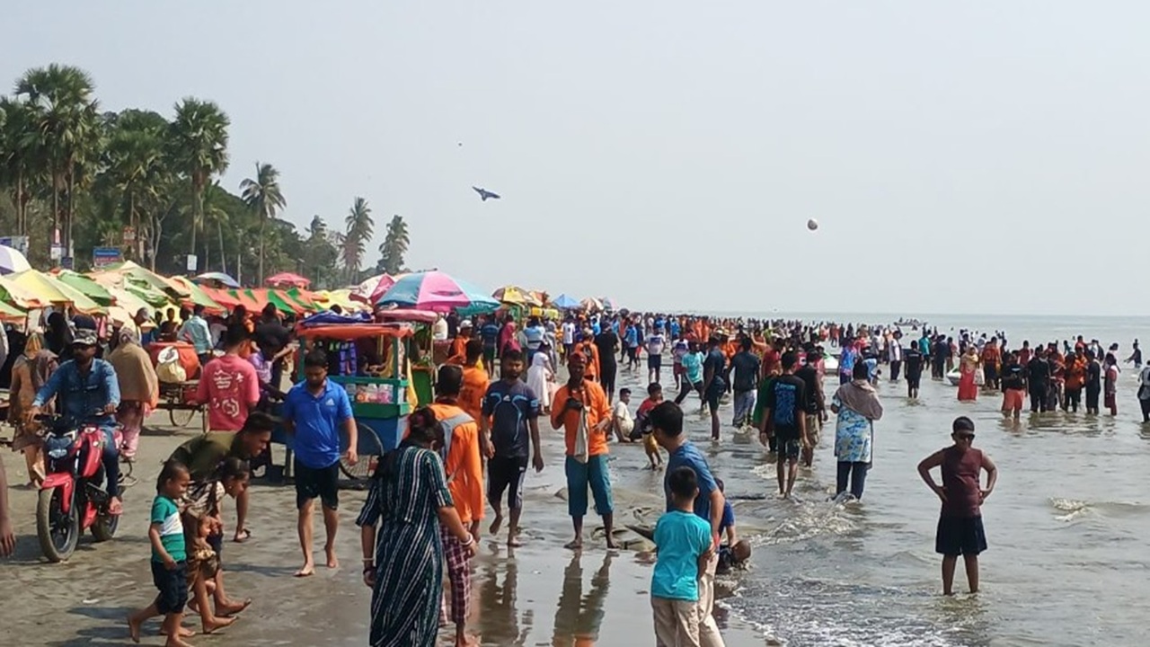 ভালোবাসা দিবসে পর্যটকমুখর কুয়াকাটা
