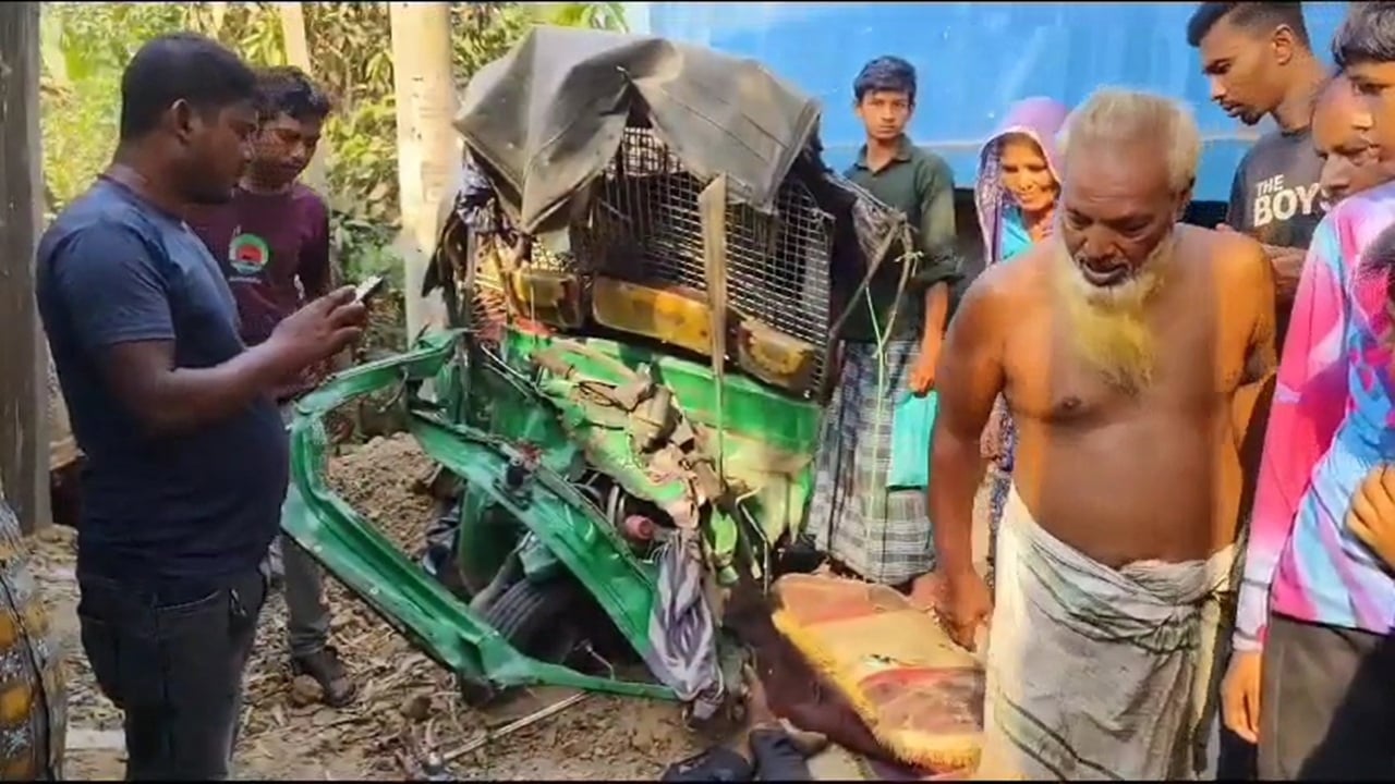 কালিয়াকৈরে ট্রাক-সিএনজি সংঘর্ষ, নিহত ৩ আহত ১