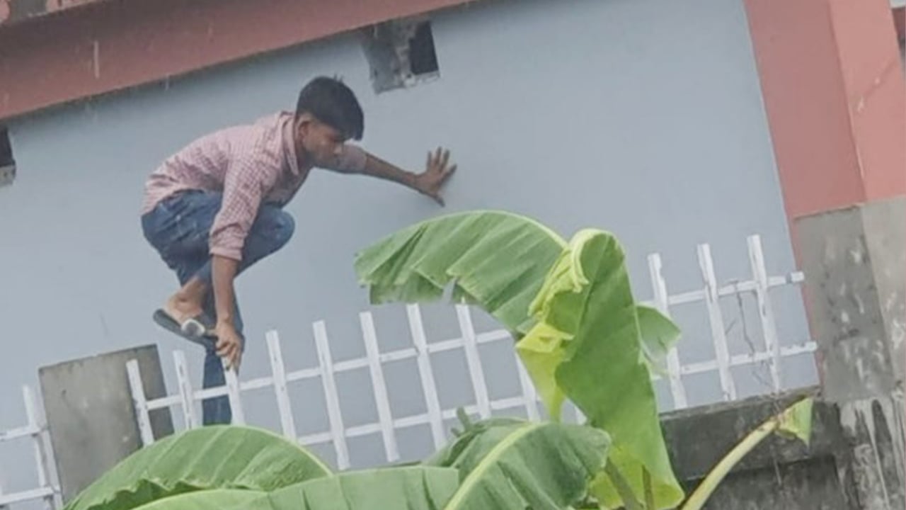 চৌদ্দগ্রামে দেয়াল টপকে এসএসসি পরীক্ষাকেন্দ্রে নকল সরবরাহ!
