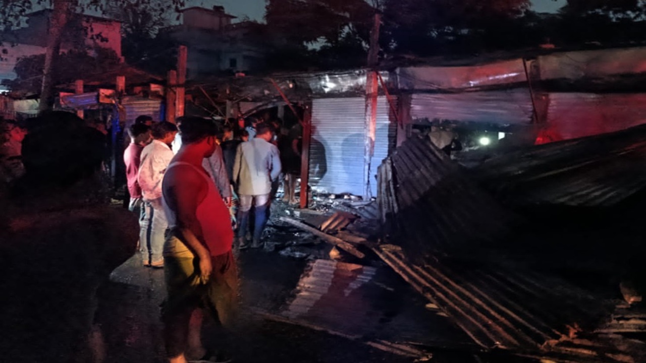 সিদ্ধিরগঞ্জে ফার্নিচার দোকান-তুলার গোডাউনে আগুন,