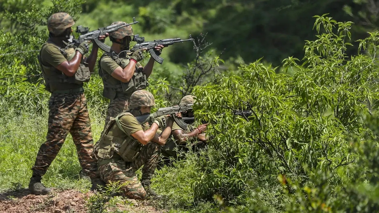 কাশ্মির সীমান্তে ভারত-পাকিস্তান সেনাদের মধ্যে রাতভর গোলাগুলি