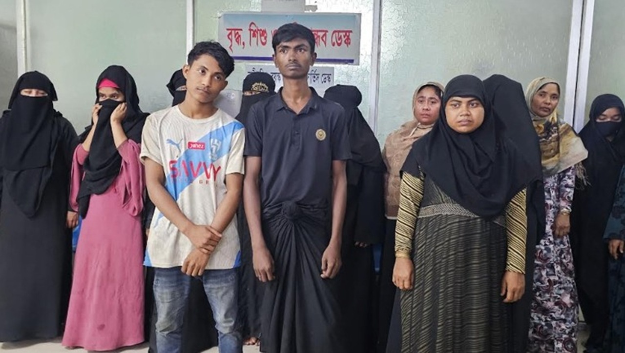 মালয়েশিয়ায় পাচারকালে ১৮ রোহিঙ্গা উদ্ধার, দালাল আটক