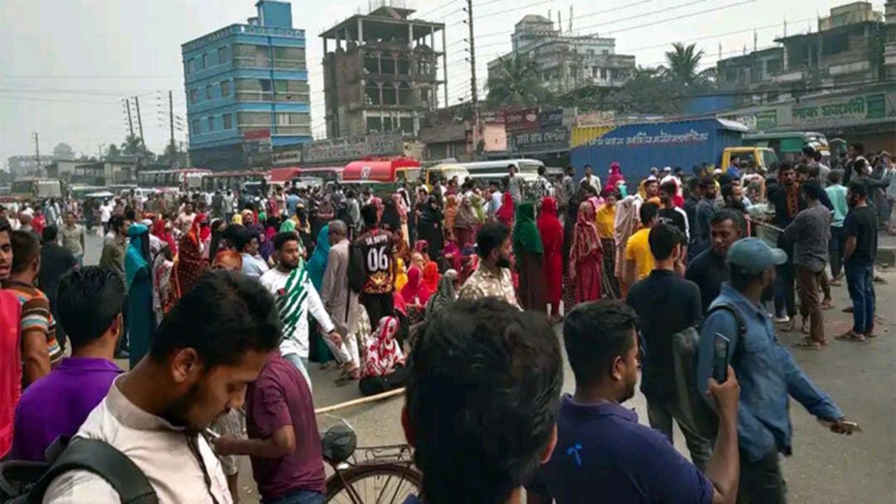 গাজীপুরে শ্রমিক অসন্তোষ, মহাসড়কে যান চলাচল বন্ধ