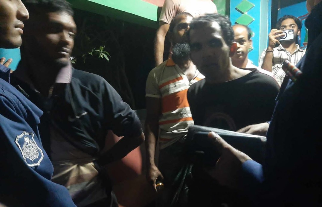 পটুয়াখালীর কলাপাড়ায় প্রতিবেশীর সহায়তায় দুই ডাকাত আটক