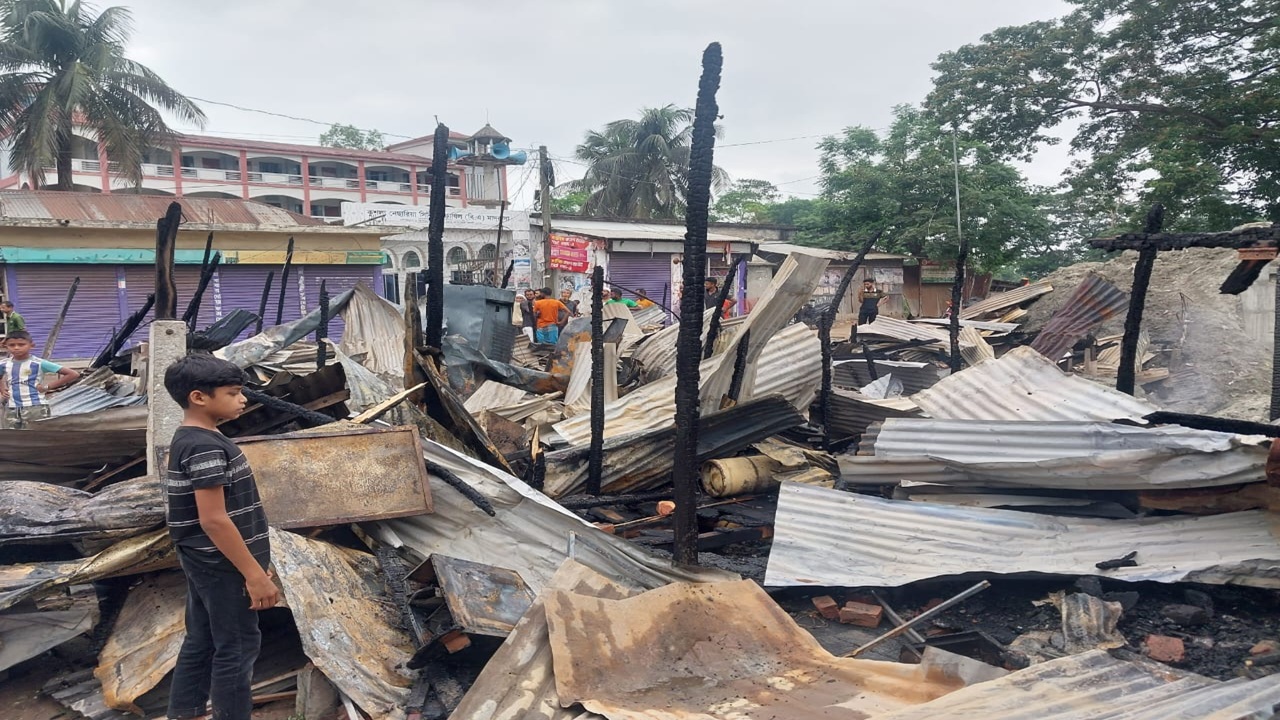 কোটালীপাড়ায় ভয়াবহ অগ্নিকাণ্ড, অর্ধকোটি টাকা 
ক্ষতি