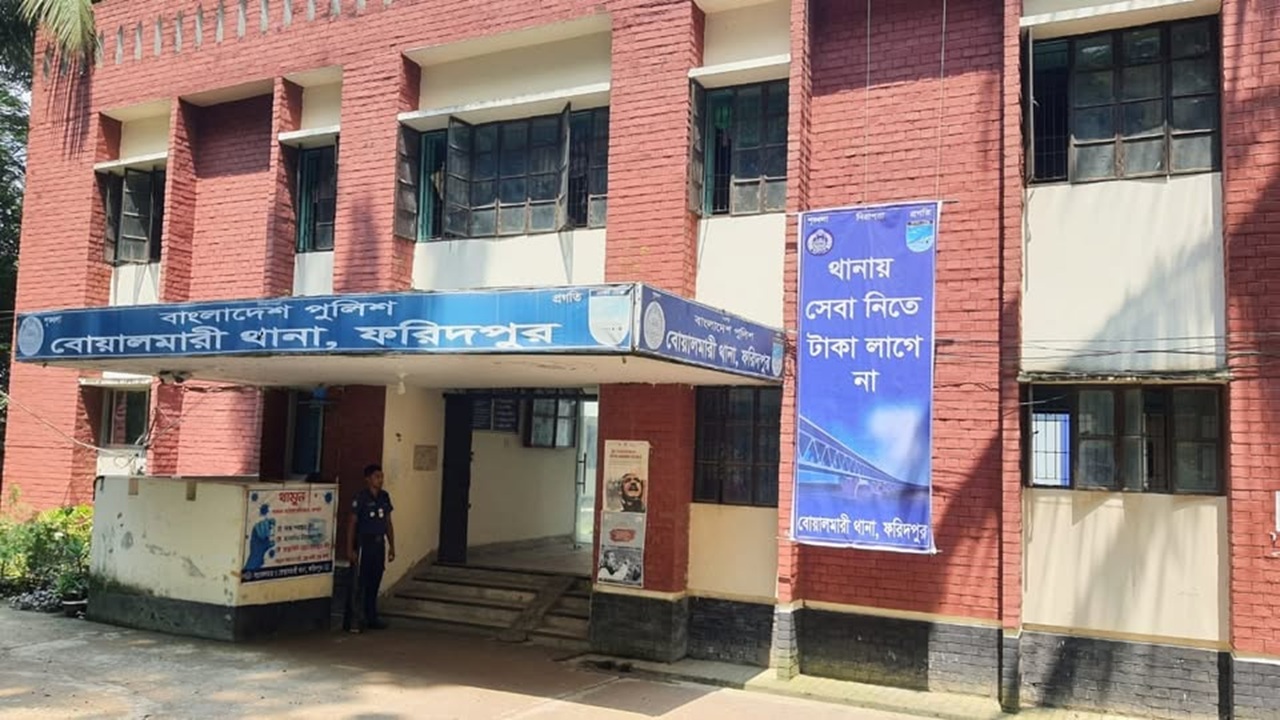 বোয়ালমারীতে ইজিবাইক চাপায় শিশু-গৃহবধূ নিহত, আহত ৫