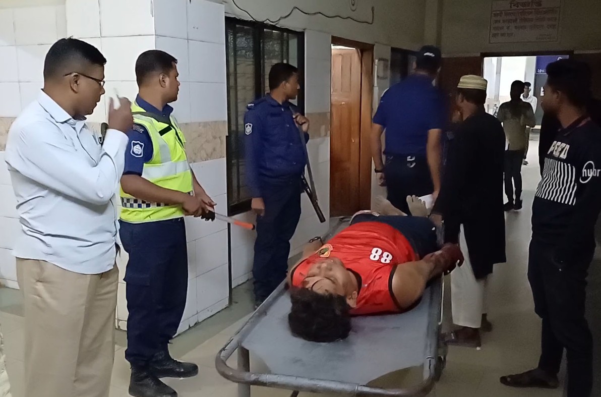 ডাকাতির পর পুলিশের ধাওয়া, ট্রাক উল্টে ডাকাত নিহত
