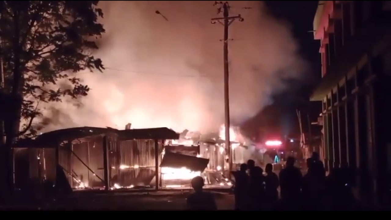 শায়েস্তাগঞ্জে আগুনে ১৫ দোকান ভস্মীভূত, ৫০ লাখ টাকা ক্ষতি