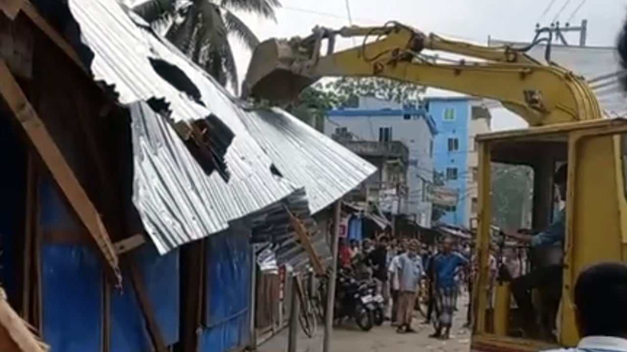 ফরিদগঞ্জে যৌথ বাহিনীর অভিযানে অবৈধ স্থাপনা 
উচ্ছেদ, জরিমানা