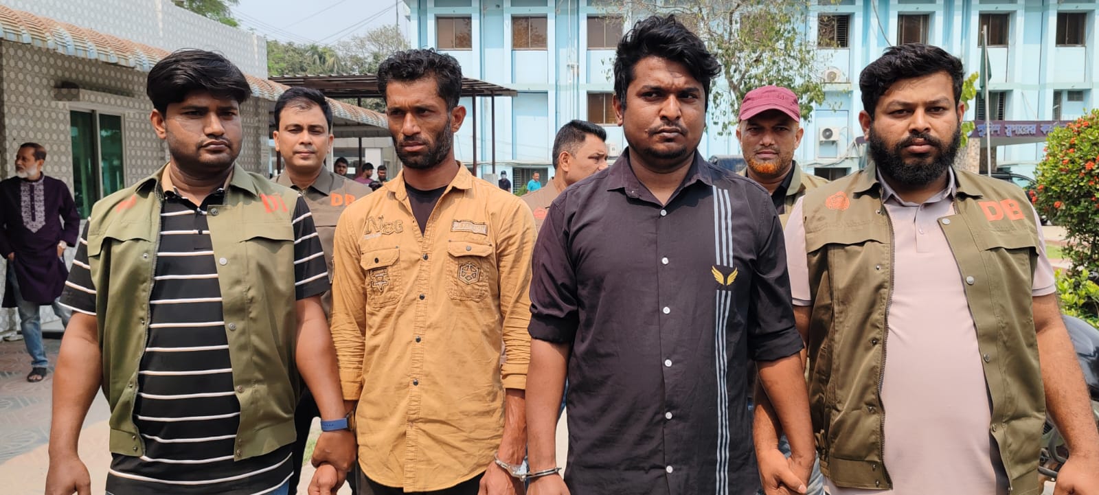 কুমিল্লায় অস্ত্রসহ আন্তজেলা ডাকাত দলের দুই সদস্য গ্রেপ্তার