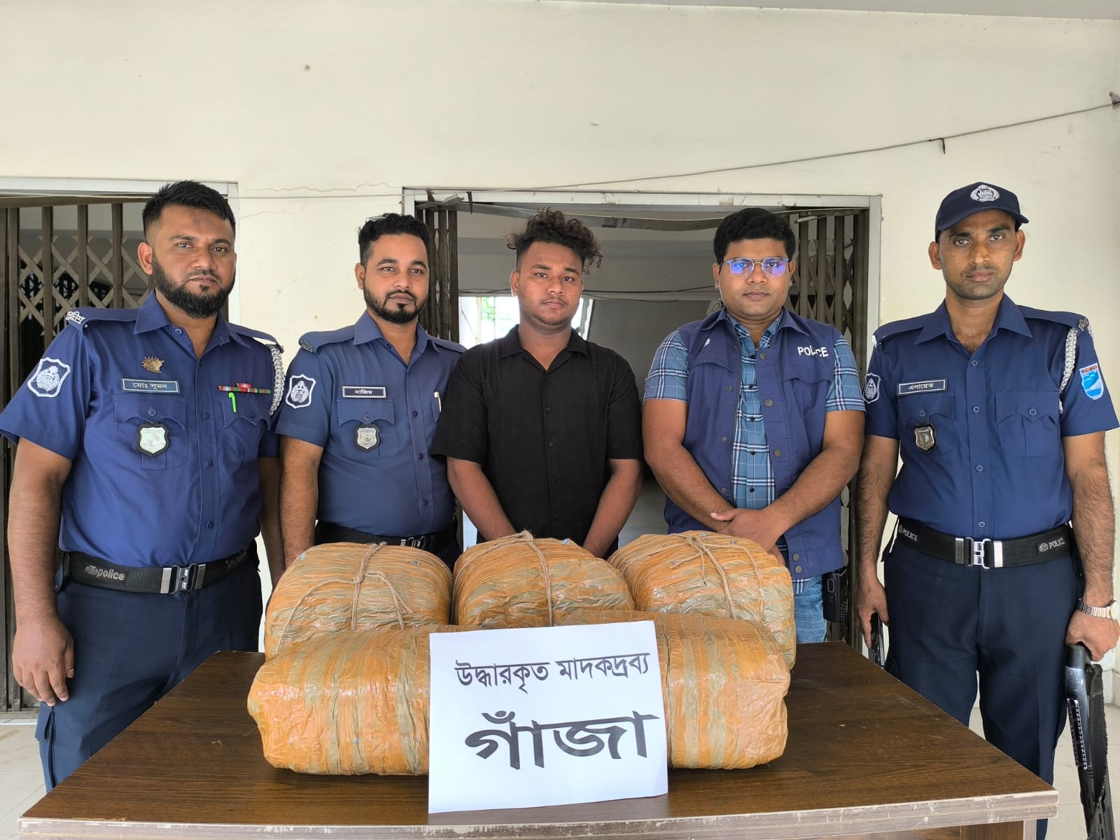 সিদ্ধিরগঞ্জে ১৬ কেজি গাঁজাসহ মাদক ব্যবসায়ী গ্রেপ্তার