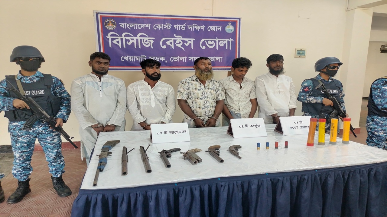 ভোলার তজুমদ্দিনে অস্ত্রসহ ৫ জলদস্যু আটক