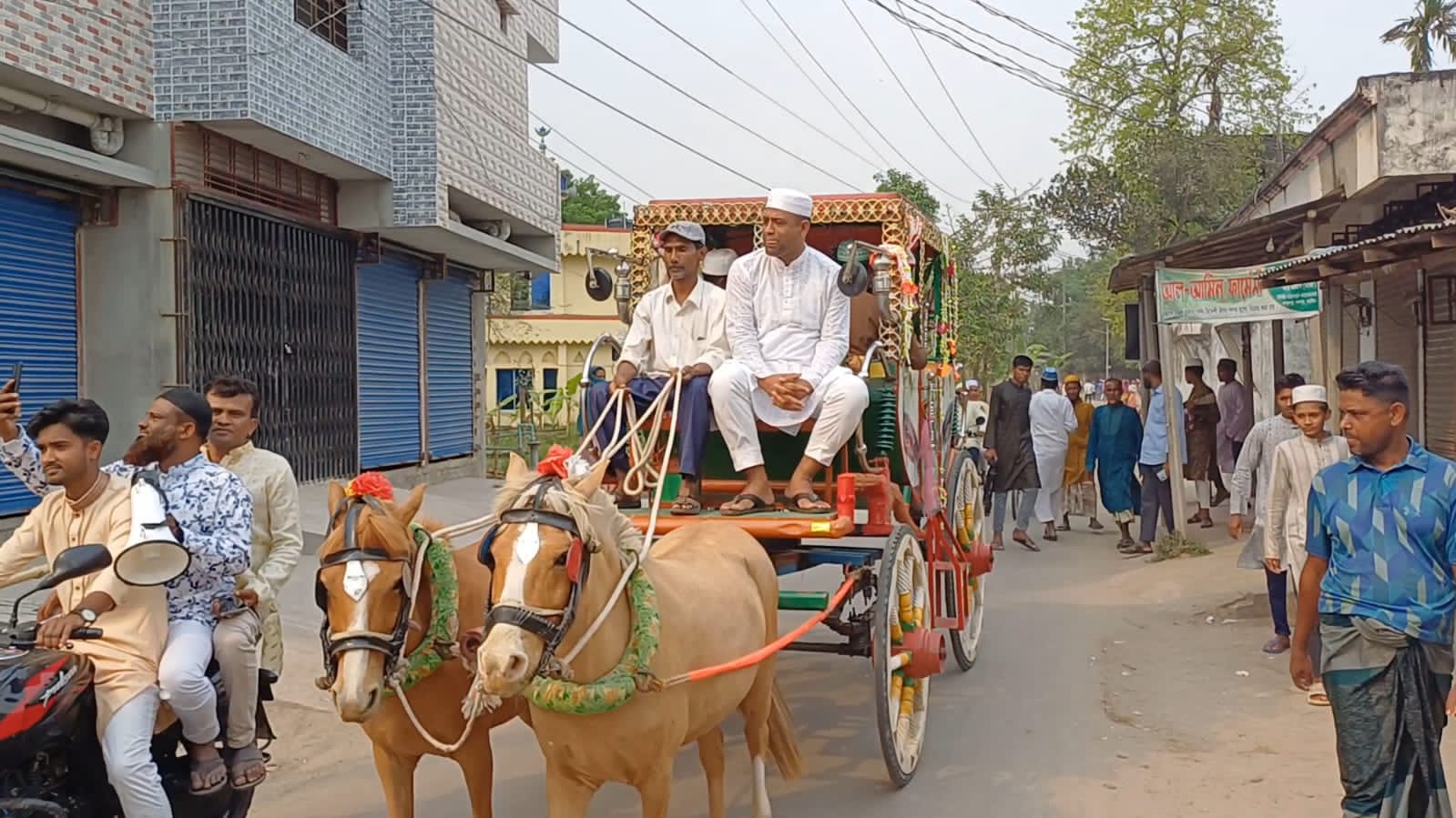 ঘোড়ার গাড়িতে মসজিদের ইমামকে রাজকীয় বিদায়, এলাকাবাসীর কান্না