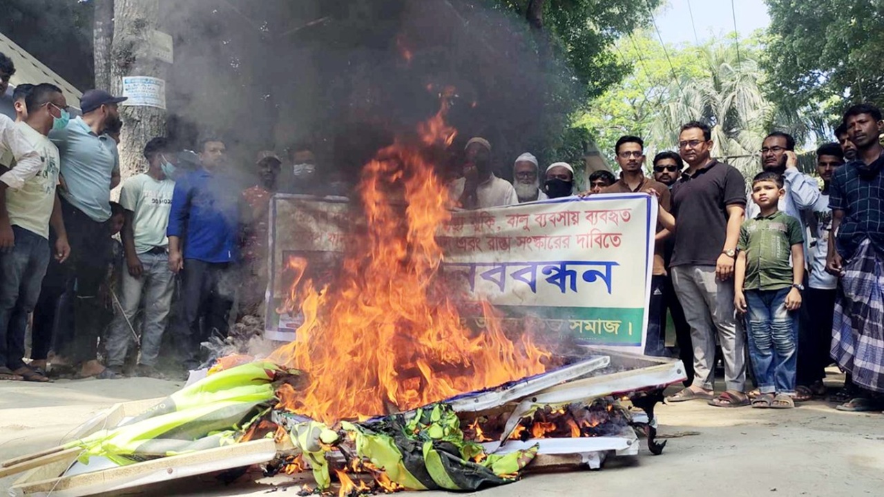 নরসিংদীতে সড়ক সংস্কারের দাবিতে অবরোধ, আগুন ধরিয়ে মানববন্ধন