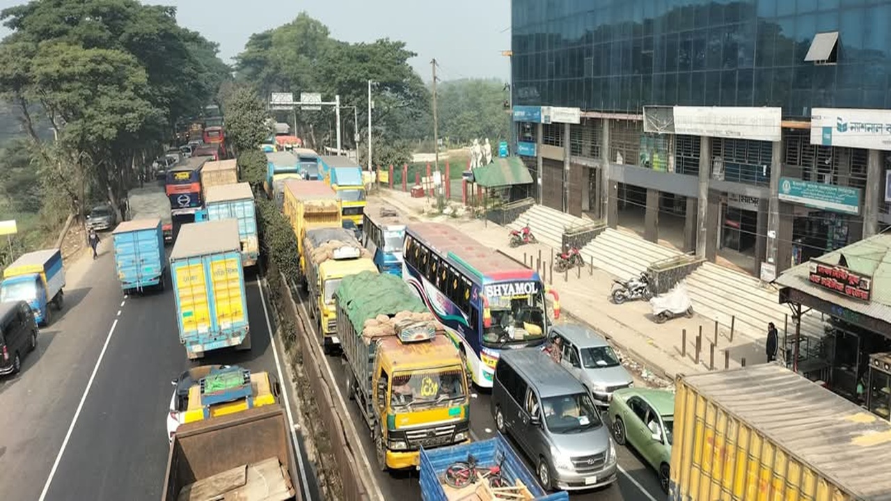 ঢাকা-চট্টগ্রাম মহাসড়কের গজারিয়ায় যানজট, যাত্রী দুর্ভোগ চরমে