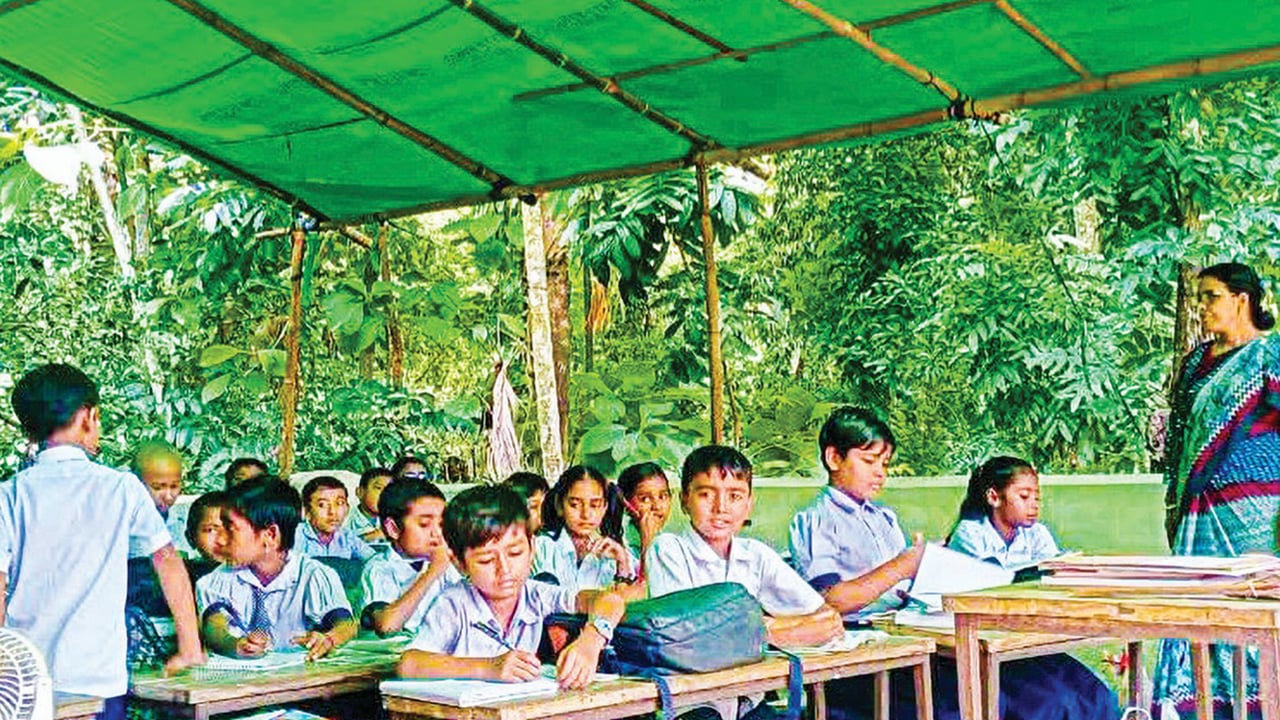 পাইকগাছায় তাঁবু টানিয়ে চলছে সরকারি প্রাইমারি স্কুলের পাঠদান