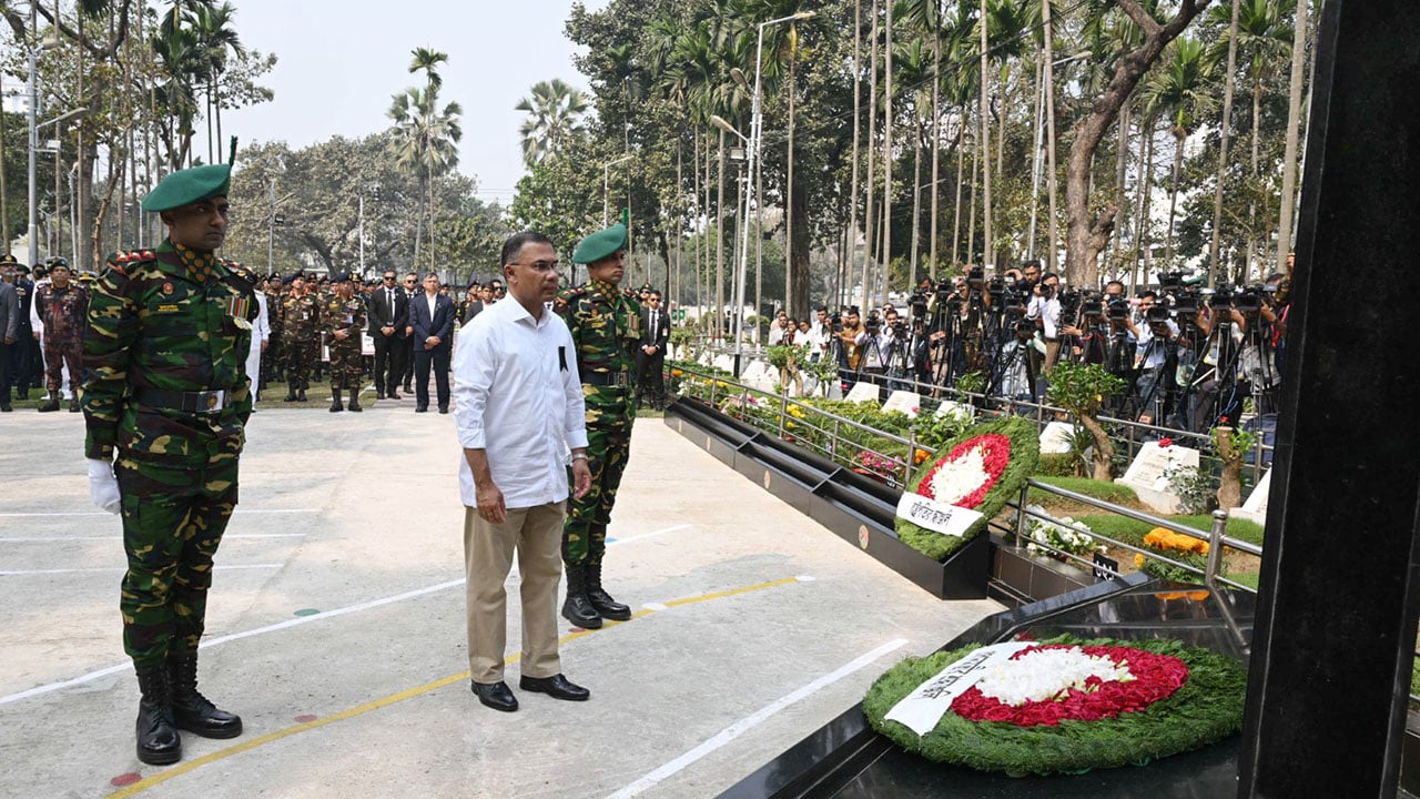 শহীদ সেনা দিবসে বনানী কবরস্থানে রাষ্ট্রপতি ও প্রধানমন্ত্রীর শ্রদ্ধা