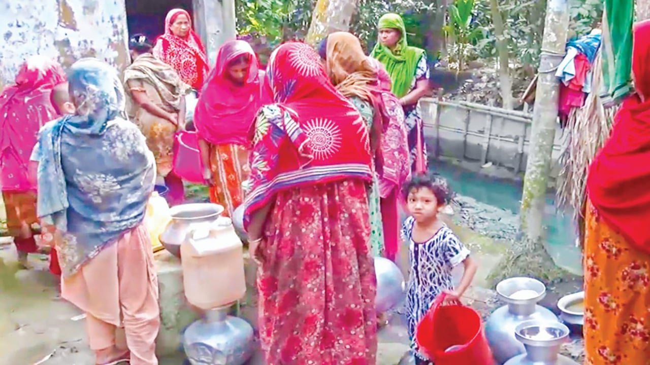 খাওয়ার পানির সংকটে দুর্ভোগে পিরোজপুর পৌরবাসী