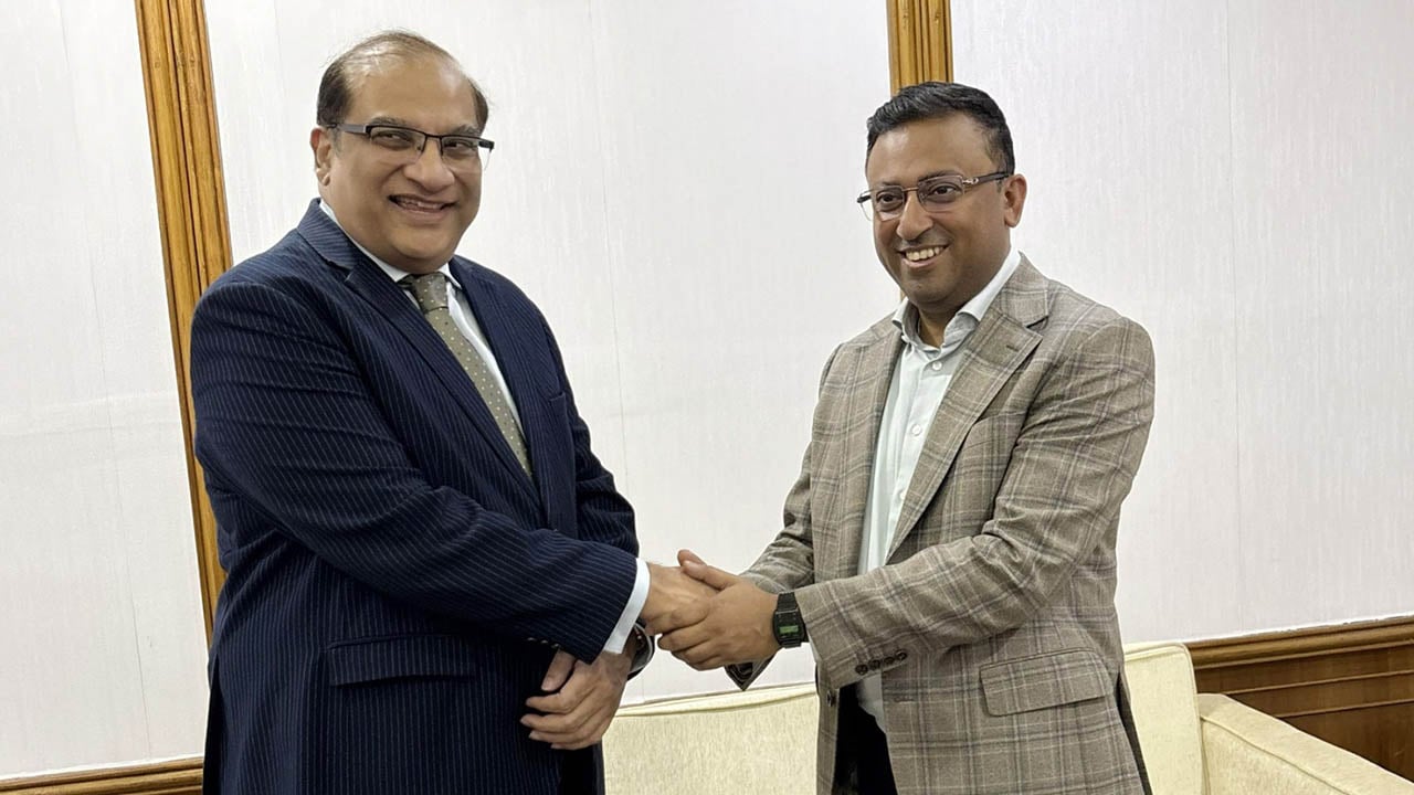 উপদেষ্টা হুমায়ুন কবিরের সাথে পাকিস্তান হাইকমিশনারের সাক্ষাৎ