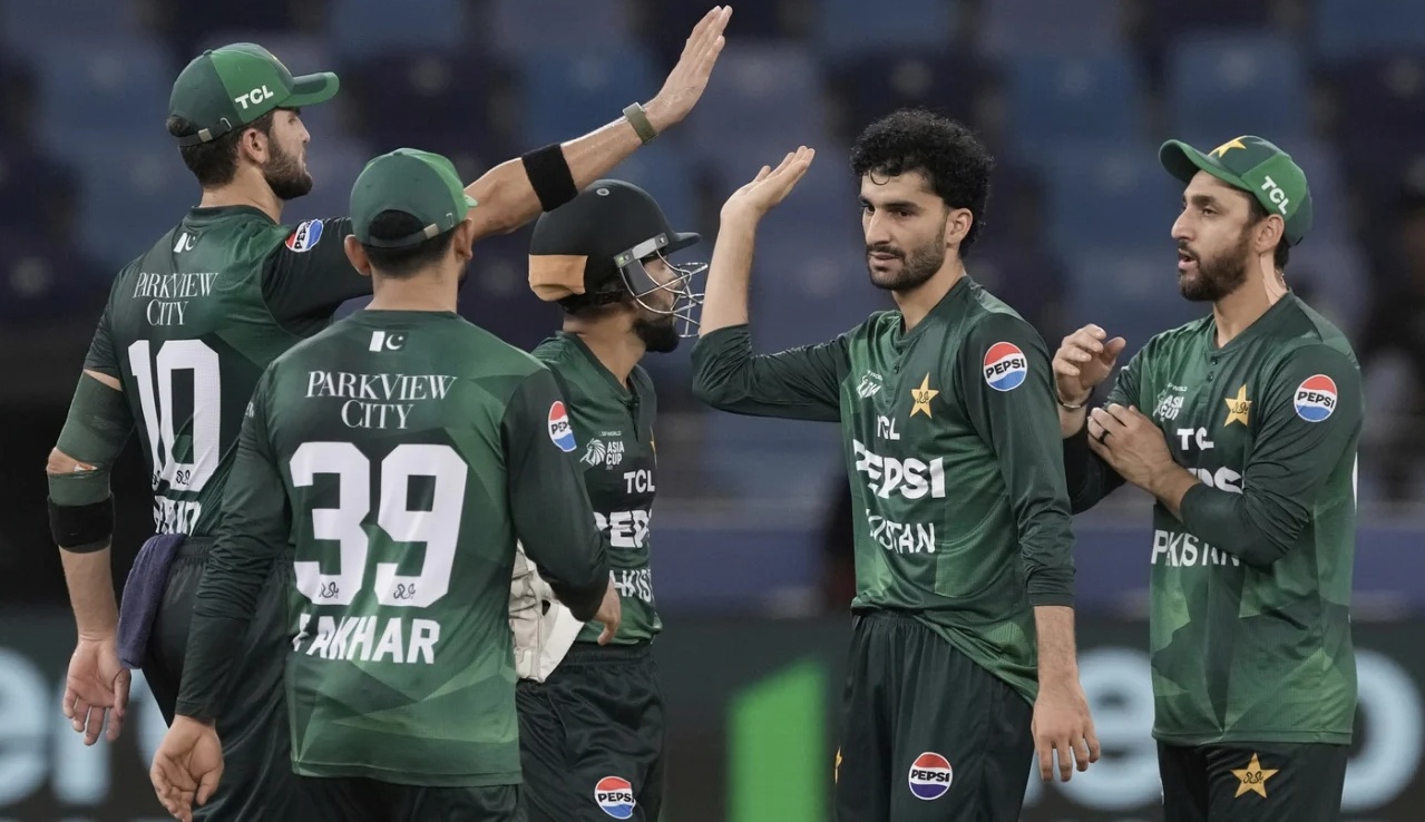 টিভির পর্দায় পাকিস্তান-আমিরাতের লড়াই