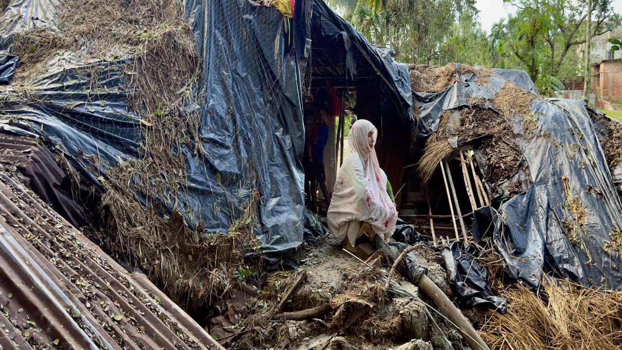 বন্যার পানি নামছে , বেরিয়ে আসছে ক্ষতচিহ্ন