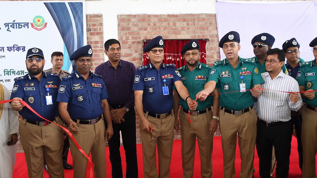 জলপাই ও খাকি রঙে মাঠে নামল পুলিশ