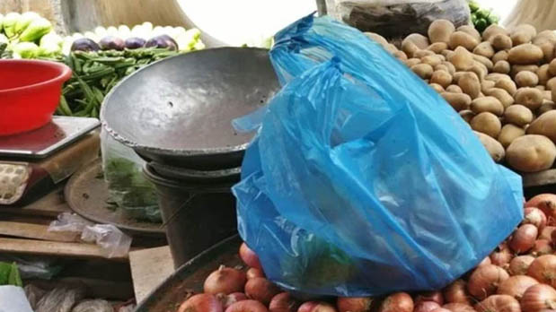 নিষিদ্ধের পরও বাজারে পলিথিনের ছড়াছড়ি