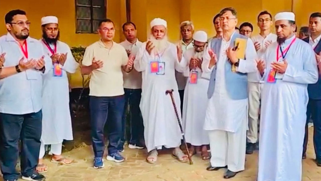 আল্লামা শফী ও জুনায়েদ বাবুনগরীর কবর জিয়ারত করলেন প্রধানমন্ত্রী