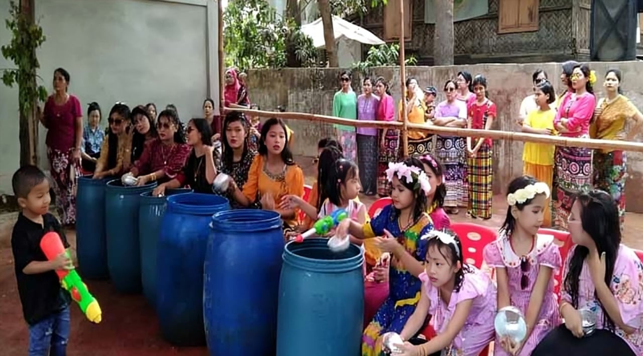 ‘পানিখেলা’য় মেতেছিল রাখাইন তরুণ-তরুণীরা