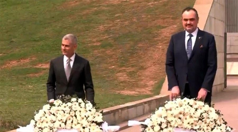 জিয়া ও খালেদা জিয়ার কবরে শ্রদ্ধা জানালেন পল কাপুর