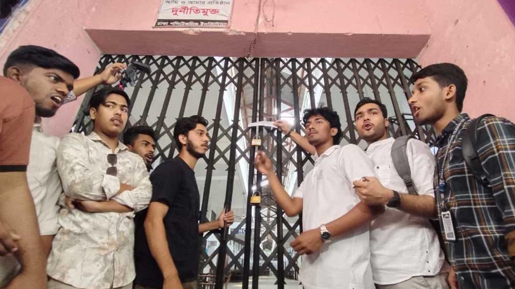শাটডাউন কর্মসূচি পালন করছেন পলিটেকনিকের শিক্ষার্থীরা
