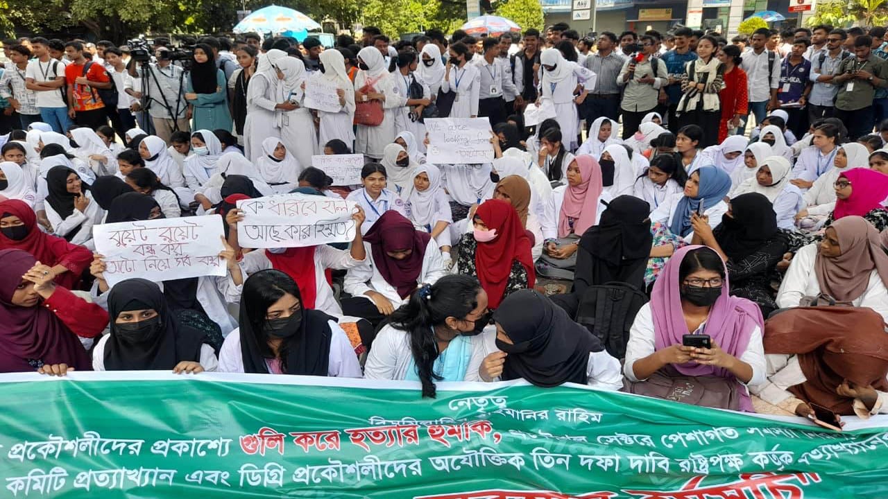 ছয় দাবিতে পলিটেকনিক শিক্ষার্থীদের সাতরাস্তা অবরোধ